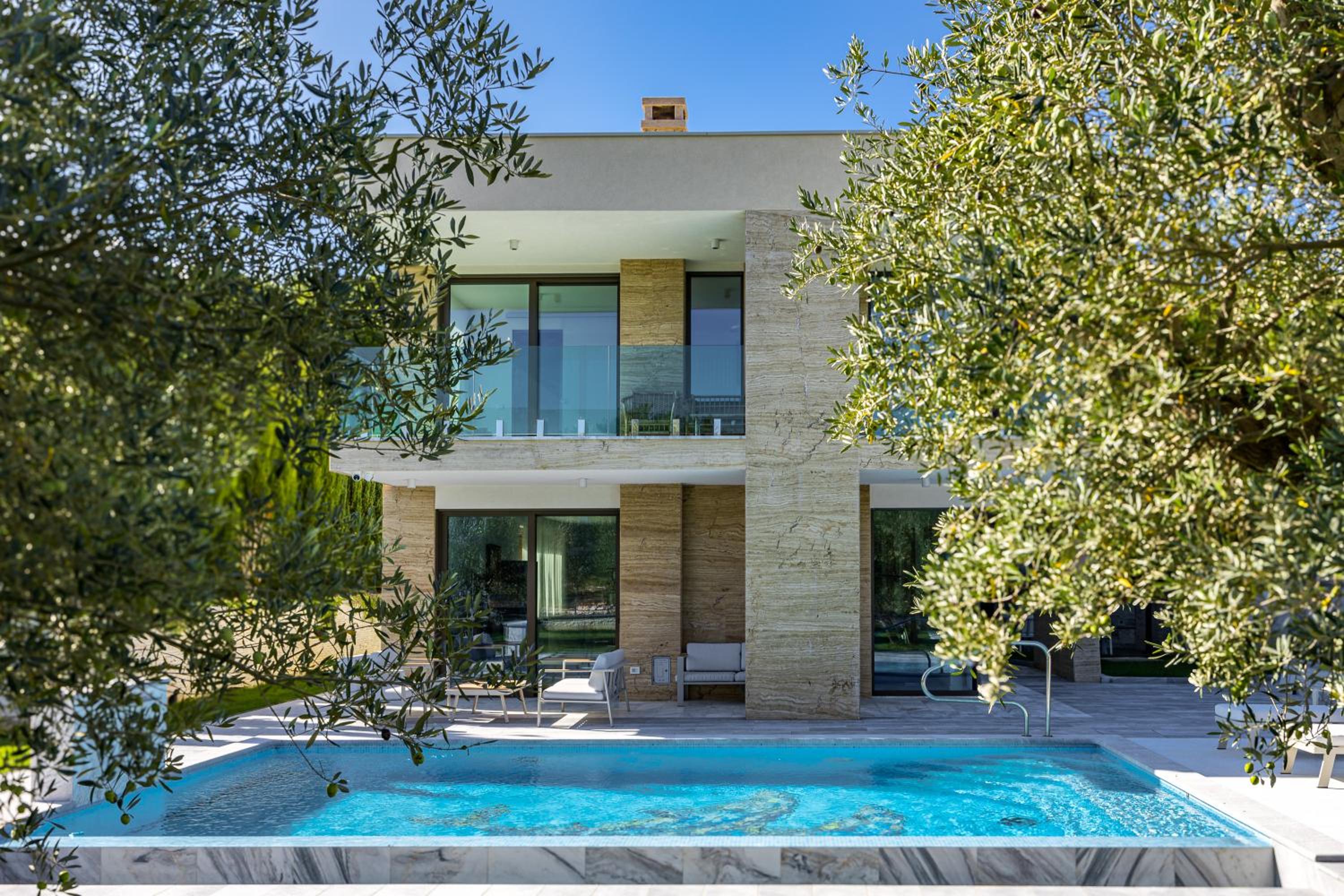 Luxury Villa Con Brio view 5