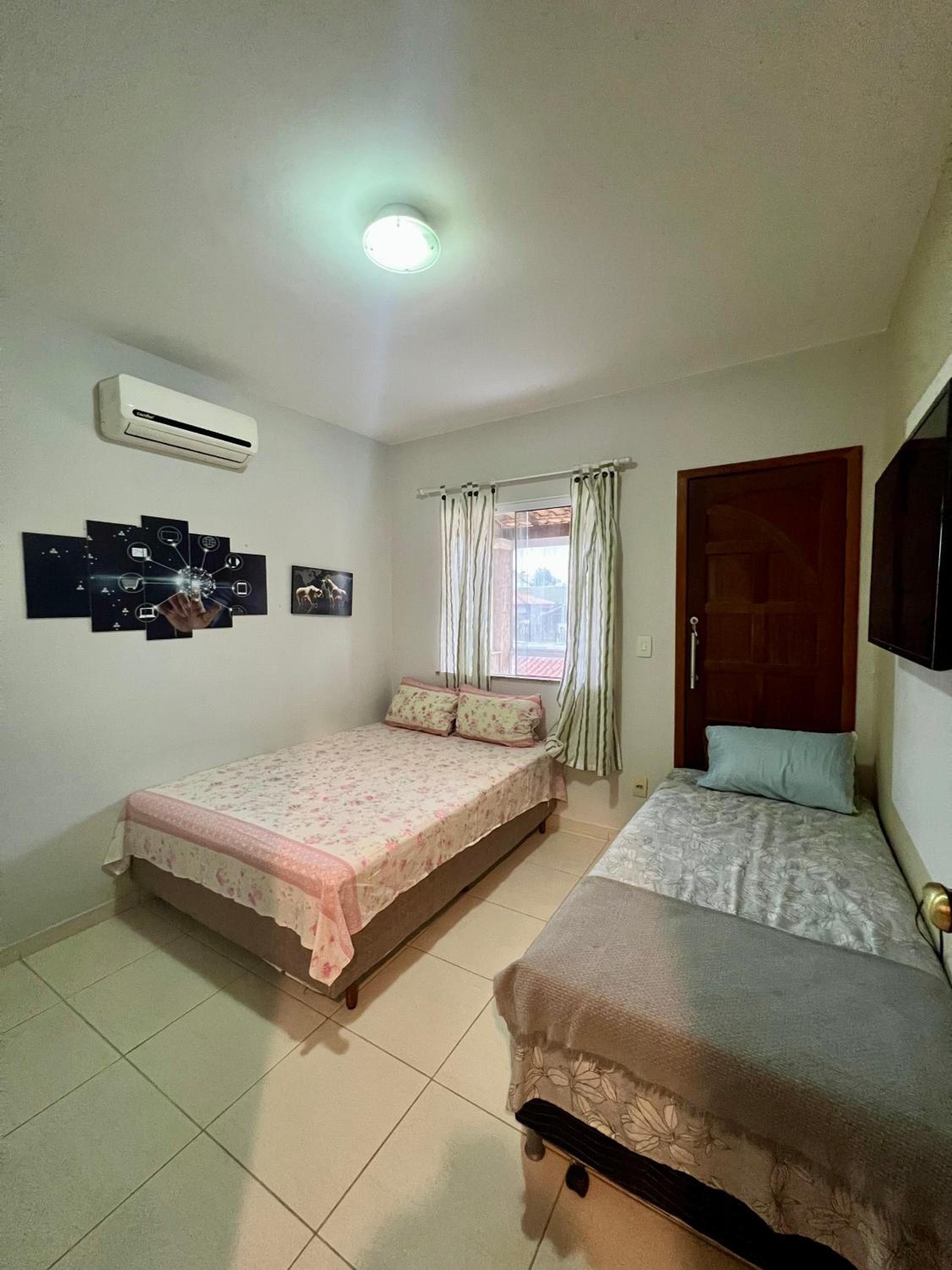 Casa com piscina, churrasqueira e ar condicionado em condomínio