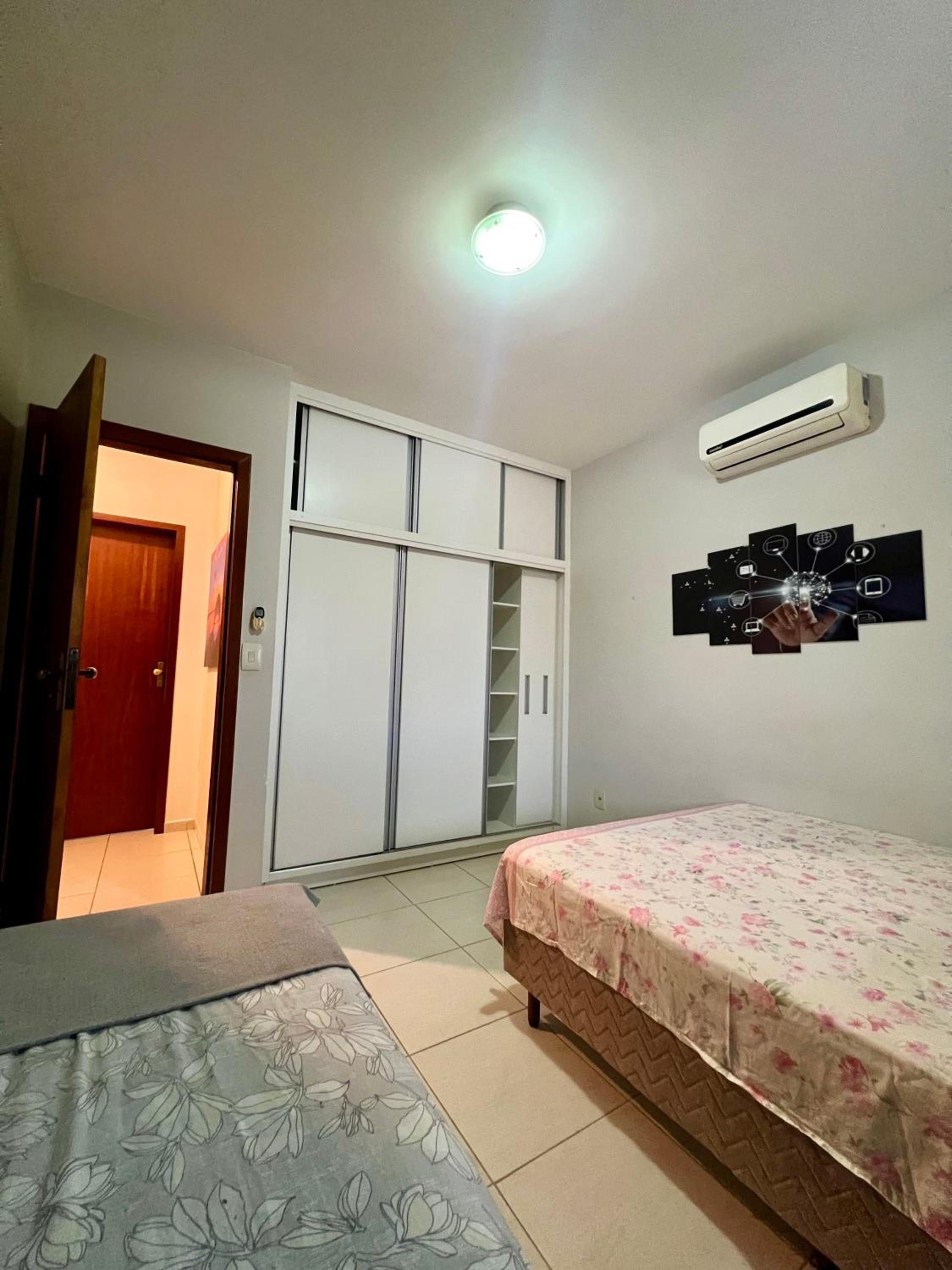 Casa com piscina, churrasqueira e ar condicionado em condomínio