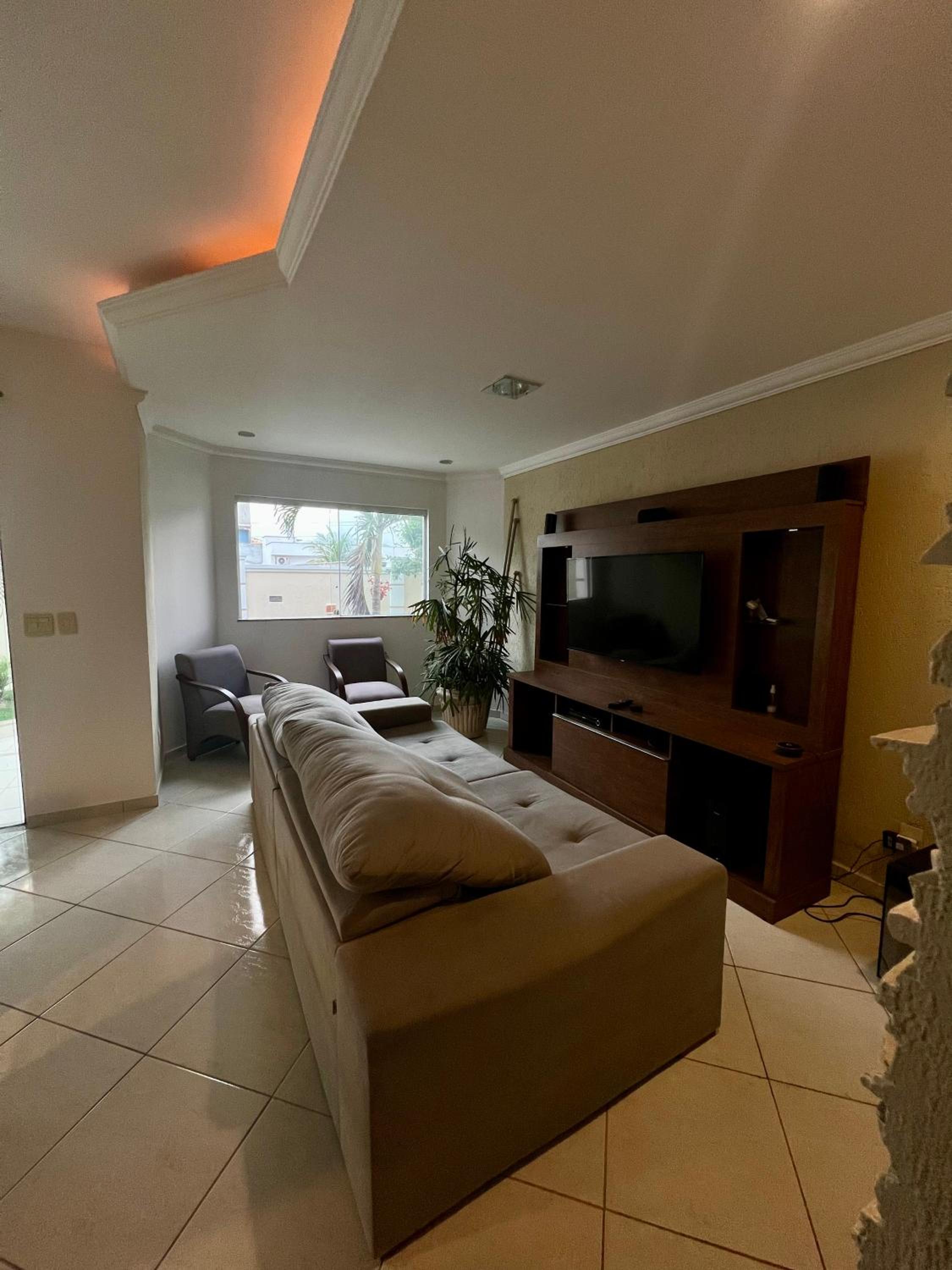 Casa com piscina, churrasqueira e ar condicionado em condomínio