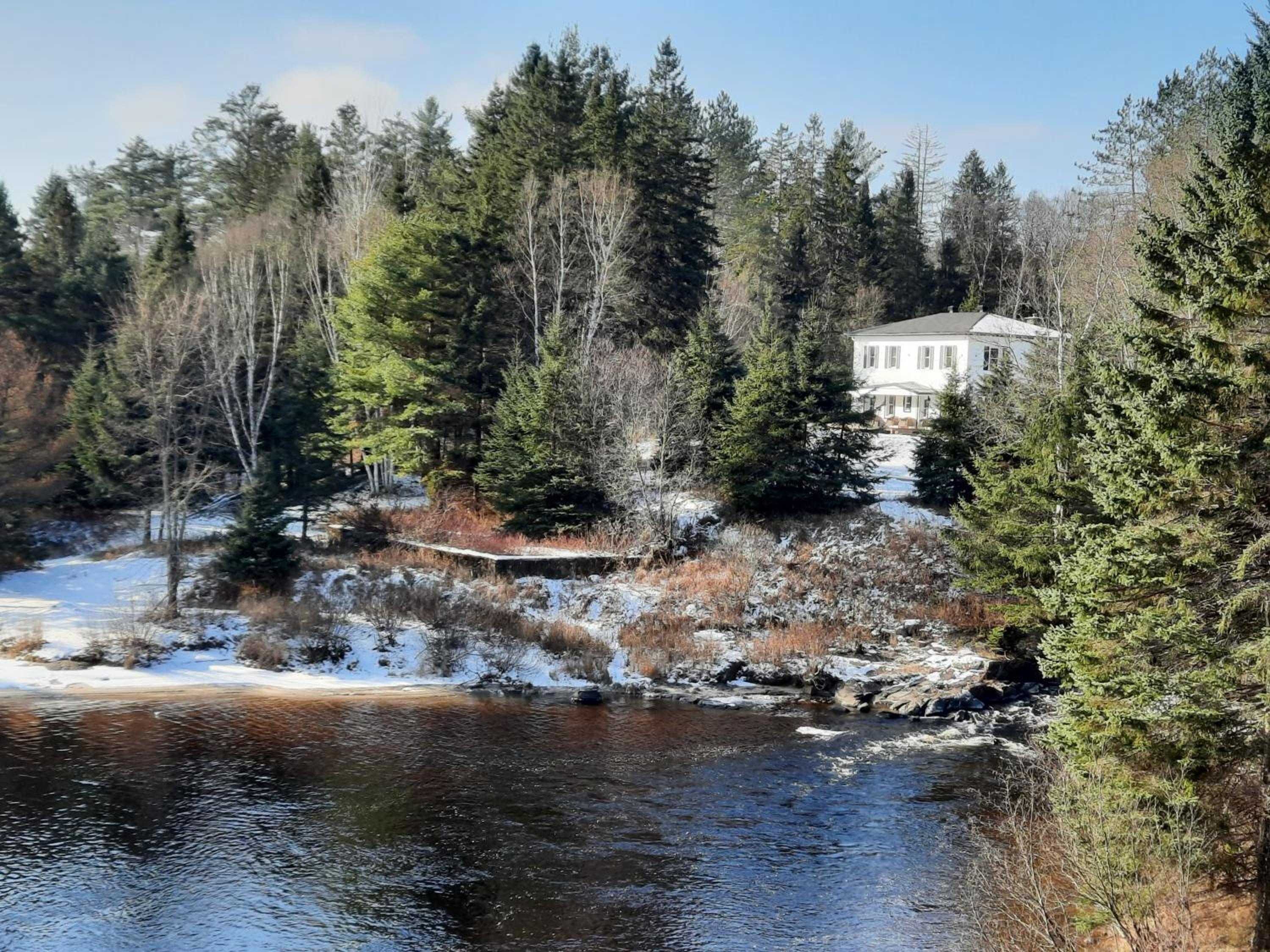 Domaine d'exception, bord de rivière, plage privée, spacieux chalet pour grande famille ou entre amis - activités, spa 10 places