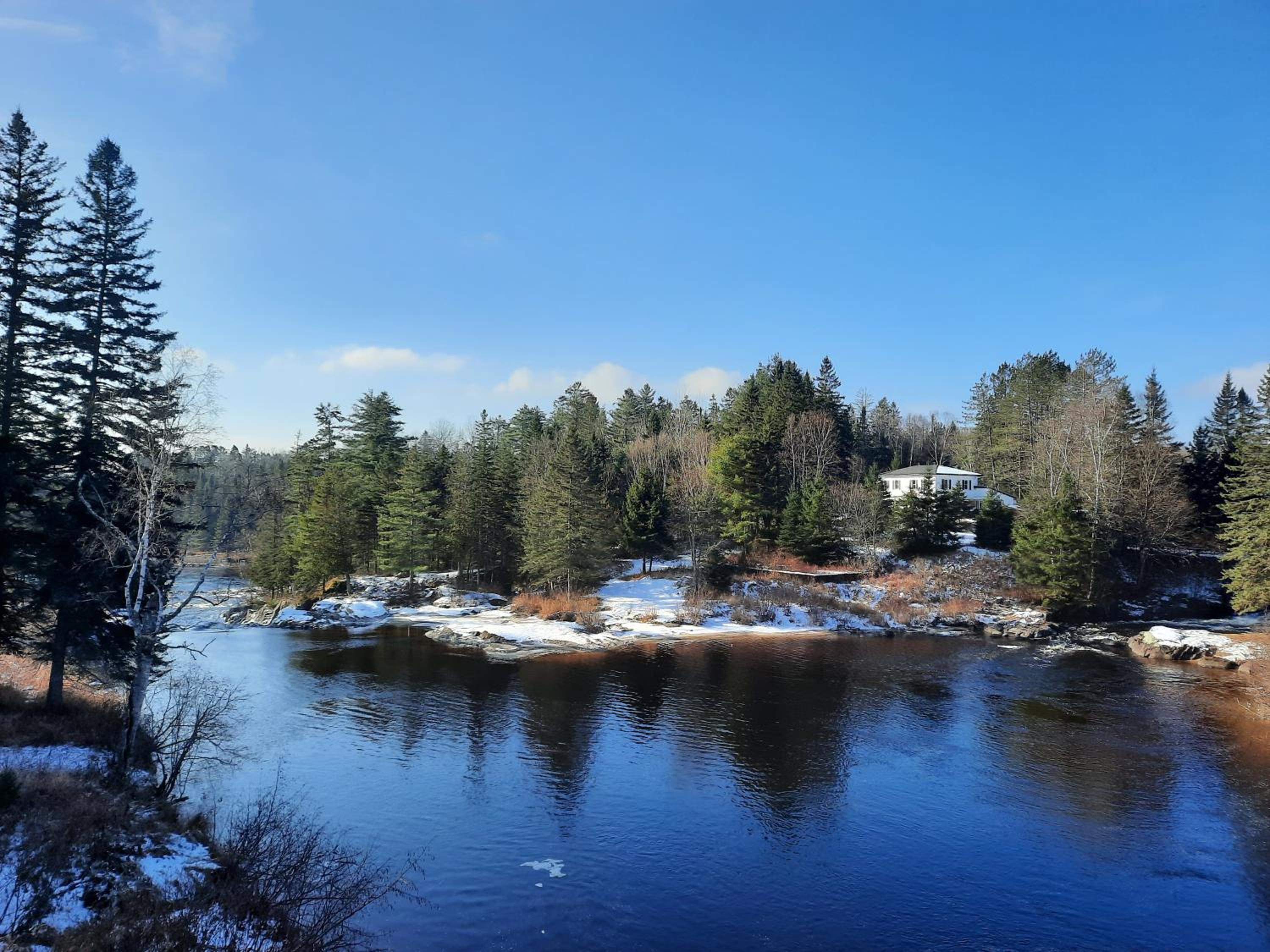 Domaine d'exception, bord de rivière, plage privée, spacieux chalet pour grande famille ou entre amis - activités, spa 10 places