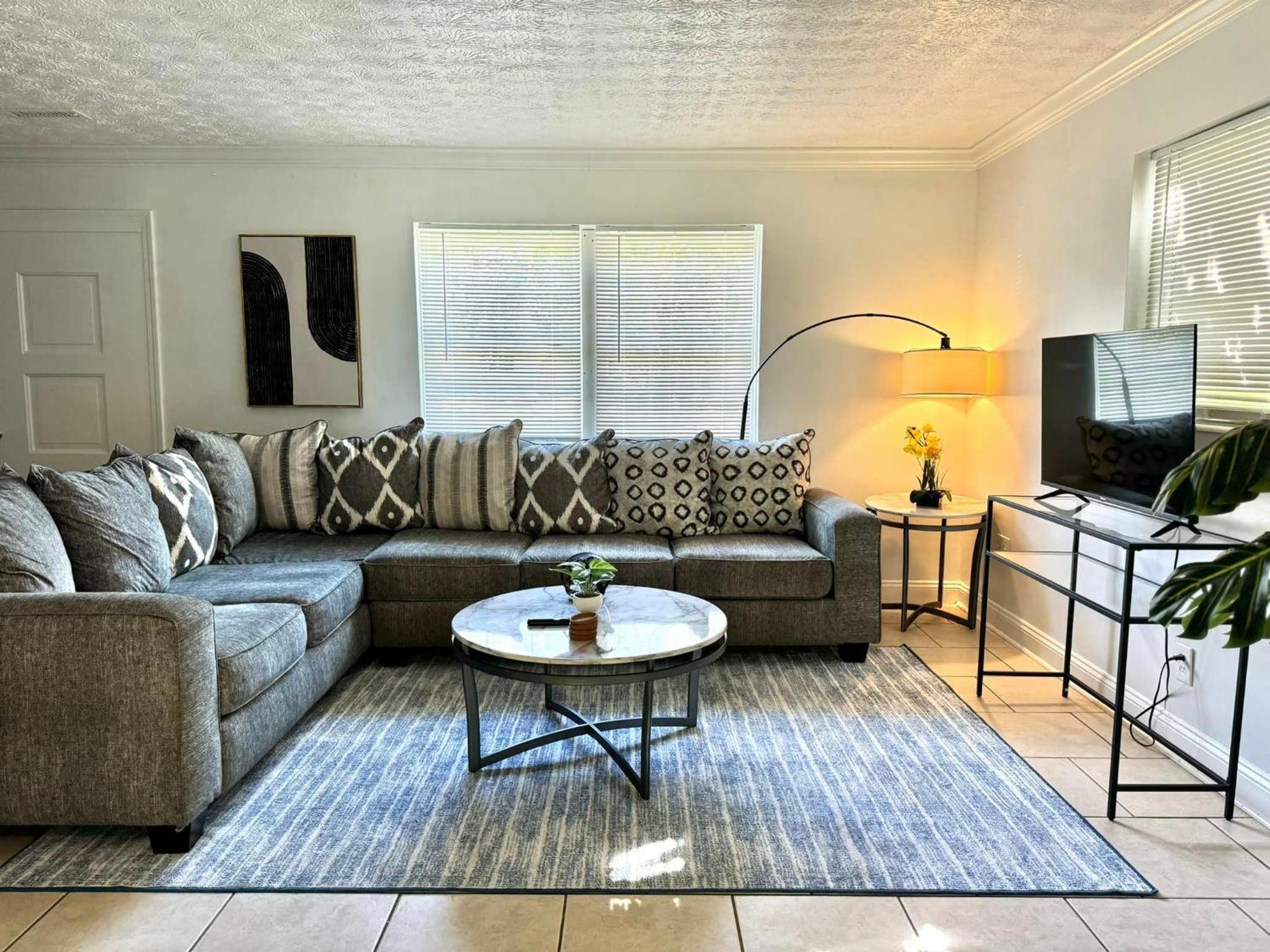 Furnished Room For Rent, WIFI, Affordable, TV view 4