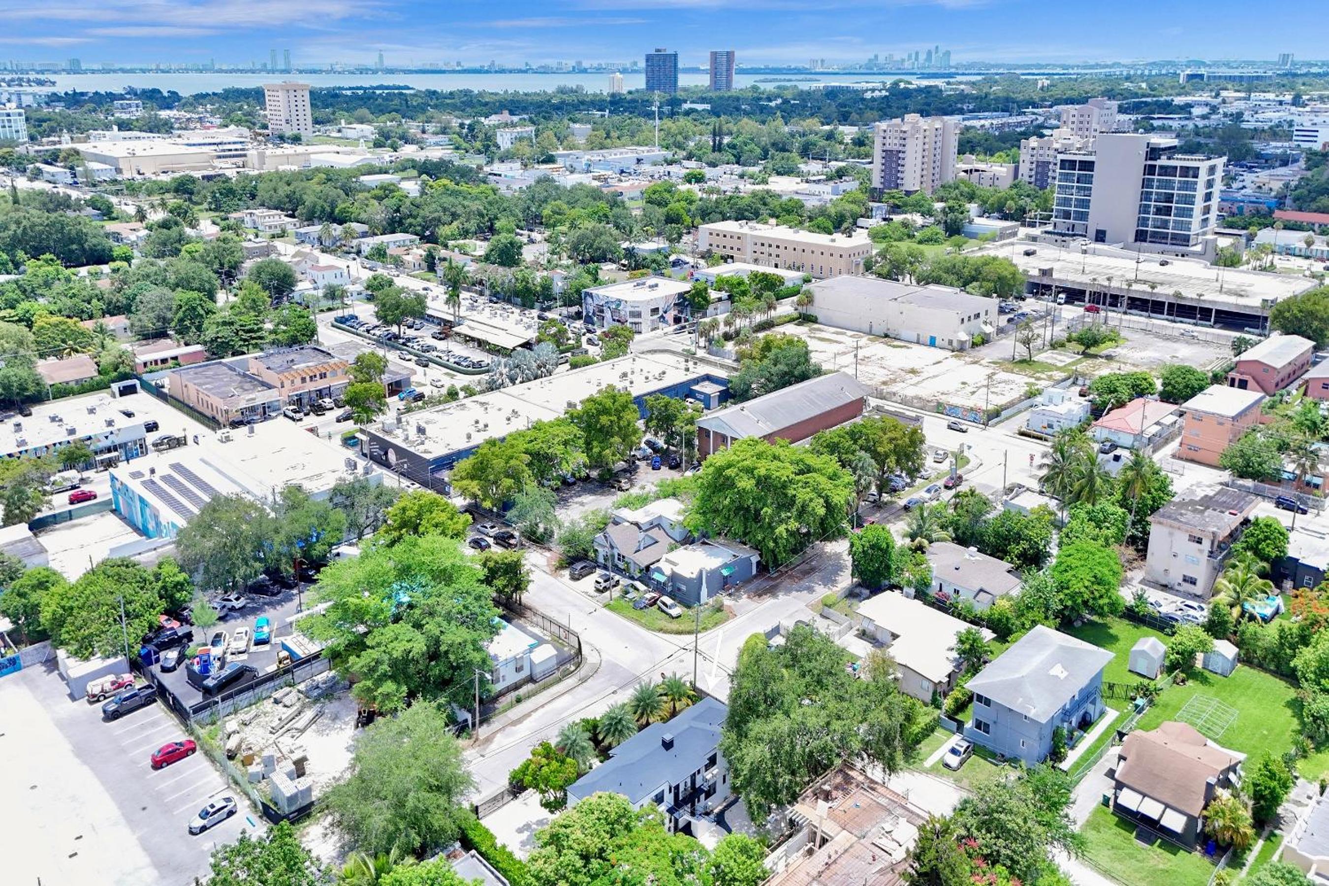 3 Seasons at the Carrington 3 Two Bedroom 1 Bath Apts -6 Bedrooms 3 bathrooms and 3 bedroom 2 bathroom Villa