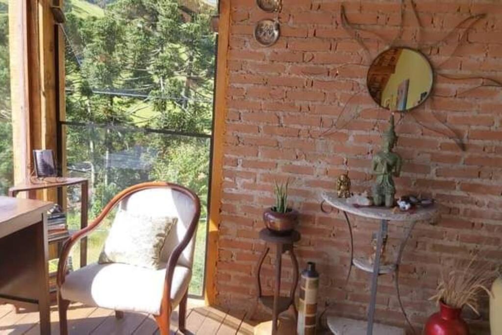 Charmosa Cabana Passarim, Gonçalves, Costas