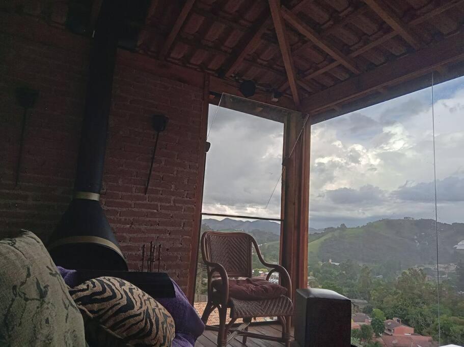 Charmosa Cabana Passarim, Gonçalves, Costas