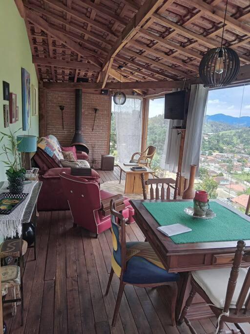 Charmosa Cabana Passarim, Gonçalves, Costas