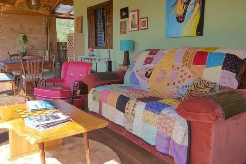 Charmosa Cabana Passarim, Gonçalves, Costas