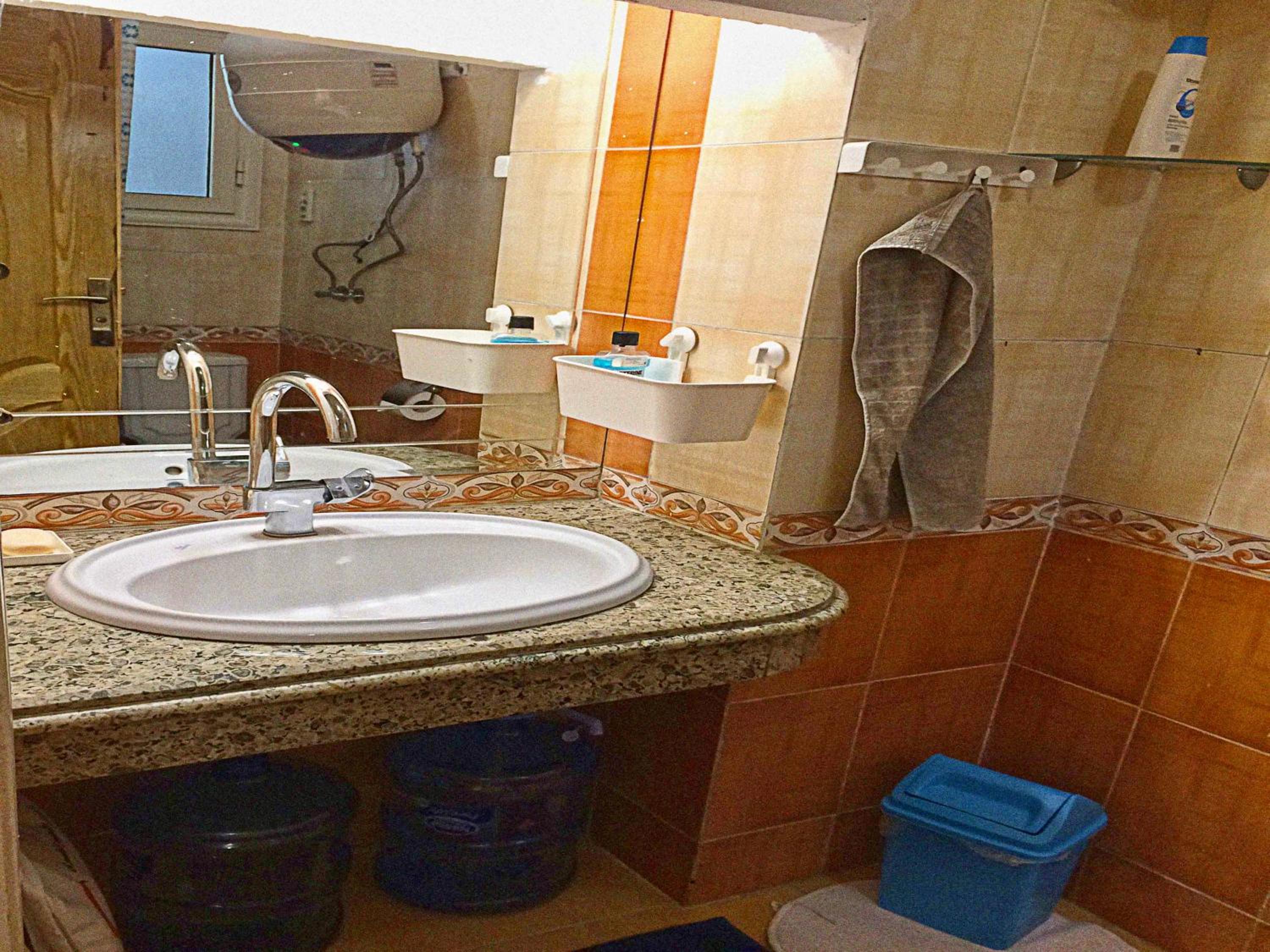 Men Only - Cozy Private Room with Shared Bathroom in Heliopolis AC 30Mbps WiFi 5G