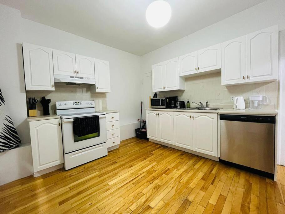 Charming 3BR Getaway, Free Parking & Near Metro