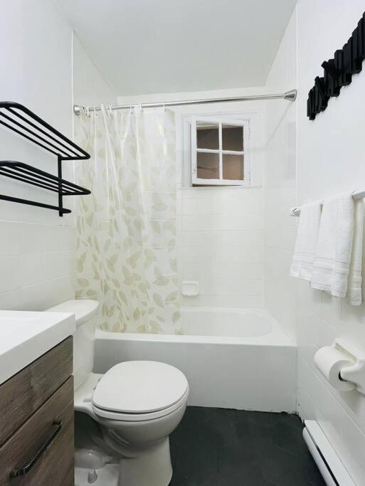 Charming 3BR Getaway, Free Parking & Near Metro