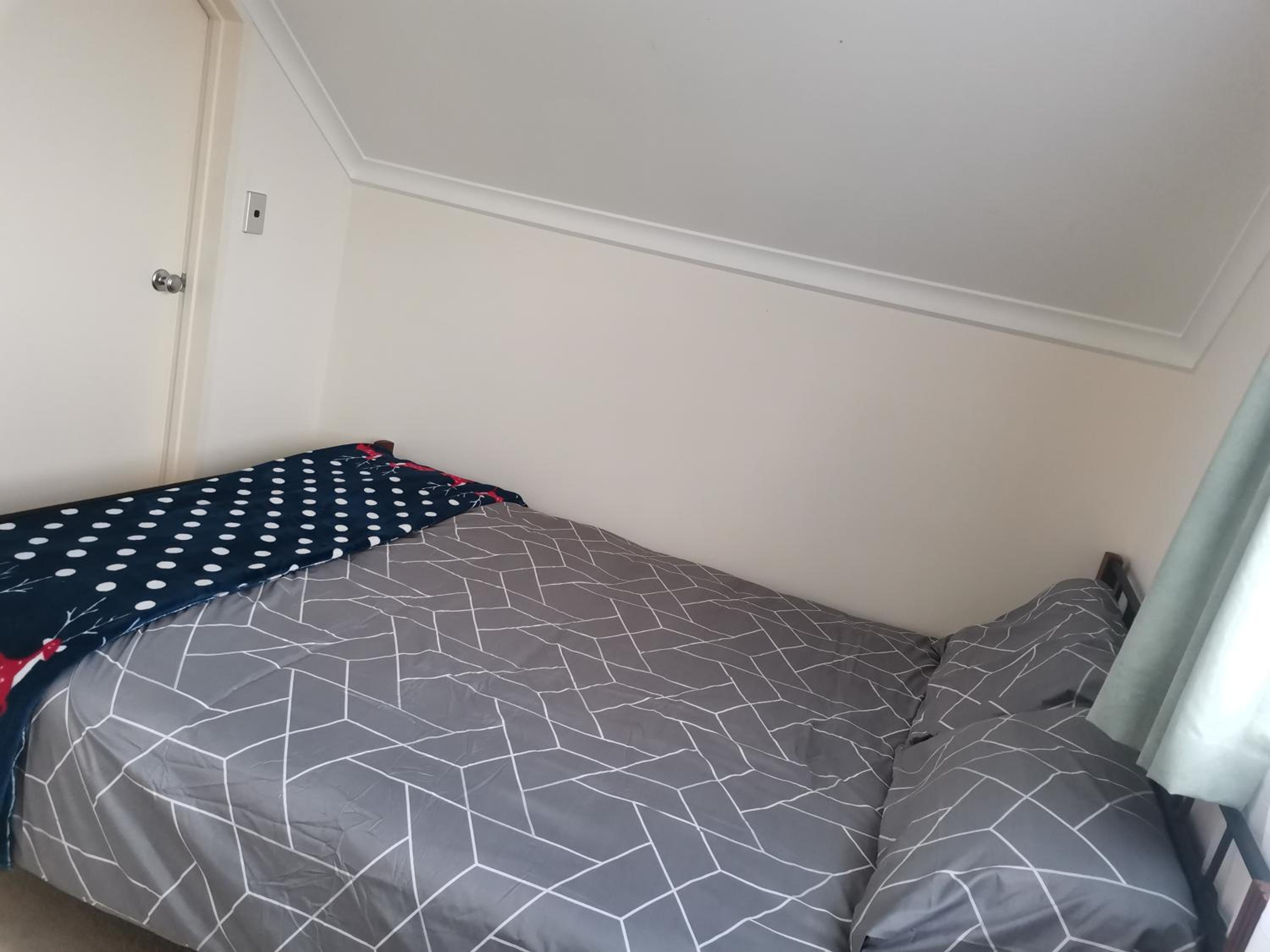 Queen bed room3 near half moon bay view 2