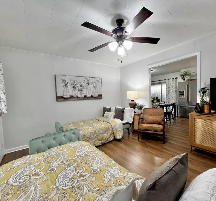 Spacious Southern Retreat - Sleeps 10 - 5 Beds view 3