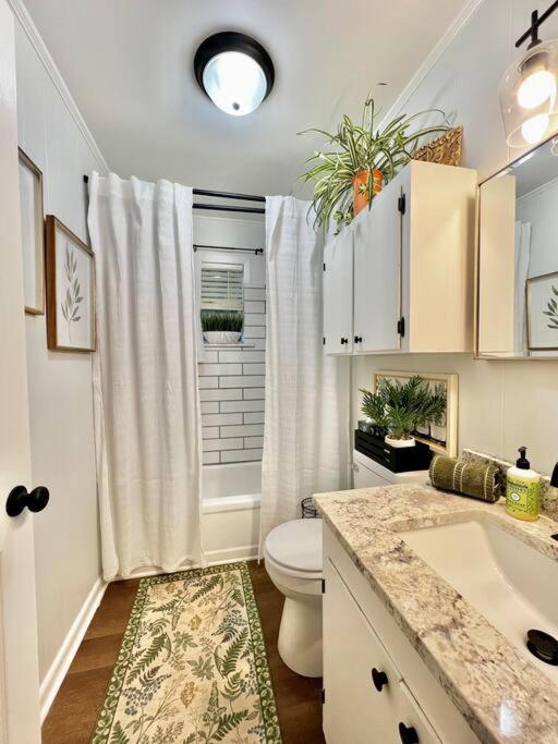 Spacious Southern Retreat - Sleeps 10 - 5 Beds view 5