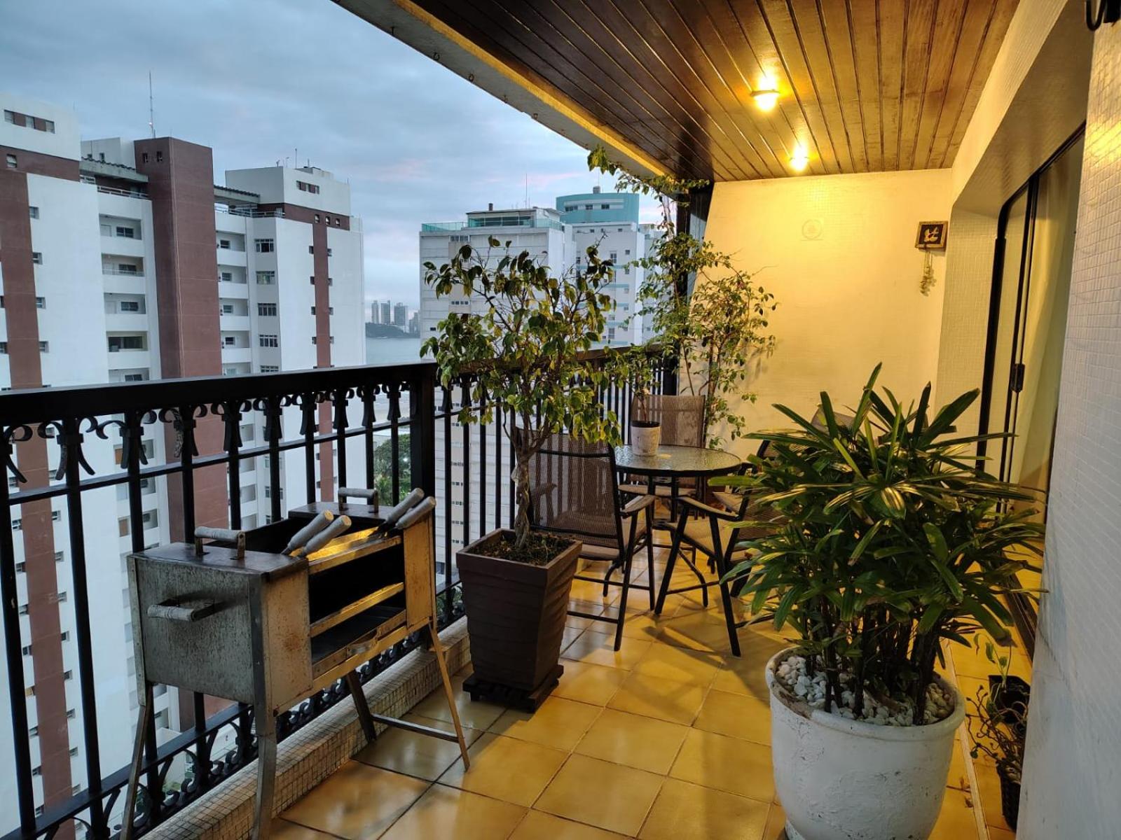Ap Pitangueiras com vista deslumbrante pro mar lazer completo garagem e perto de tudo