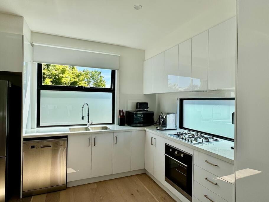 Footscray City Retreat - Full House & Parking