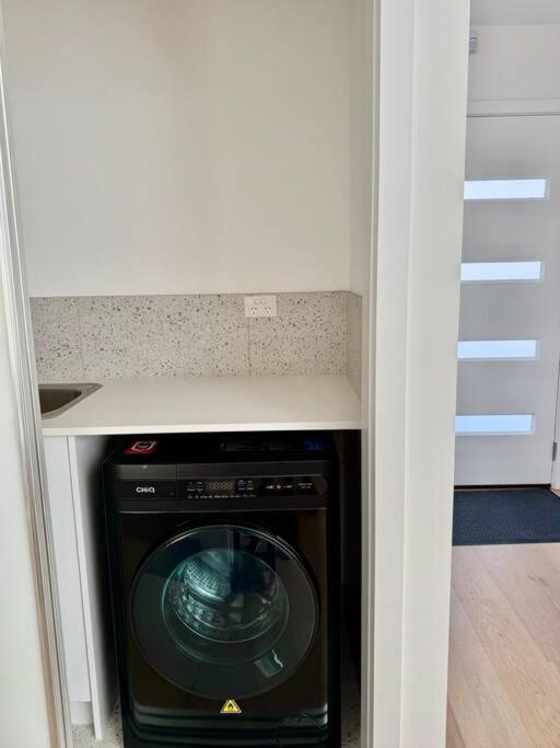 Footscray City Retreat - Full House & Parking