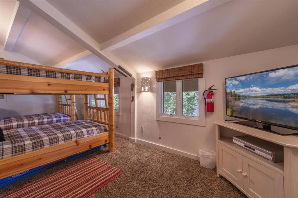 Cozy Palisades Tahoe Ski Cabin 3BR 3BA Free Shuttle to Lifts Book on Mobile for Promo Price