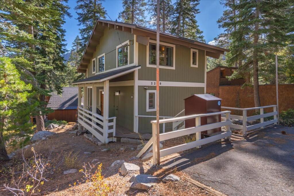 Cozy Palisades Tahoe Ski Cabin 3BR 3BA Free Shuttle to Lifts Book on Mobile for Promo Price