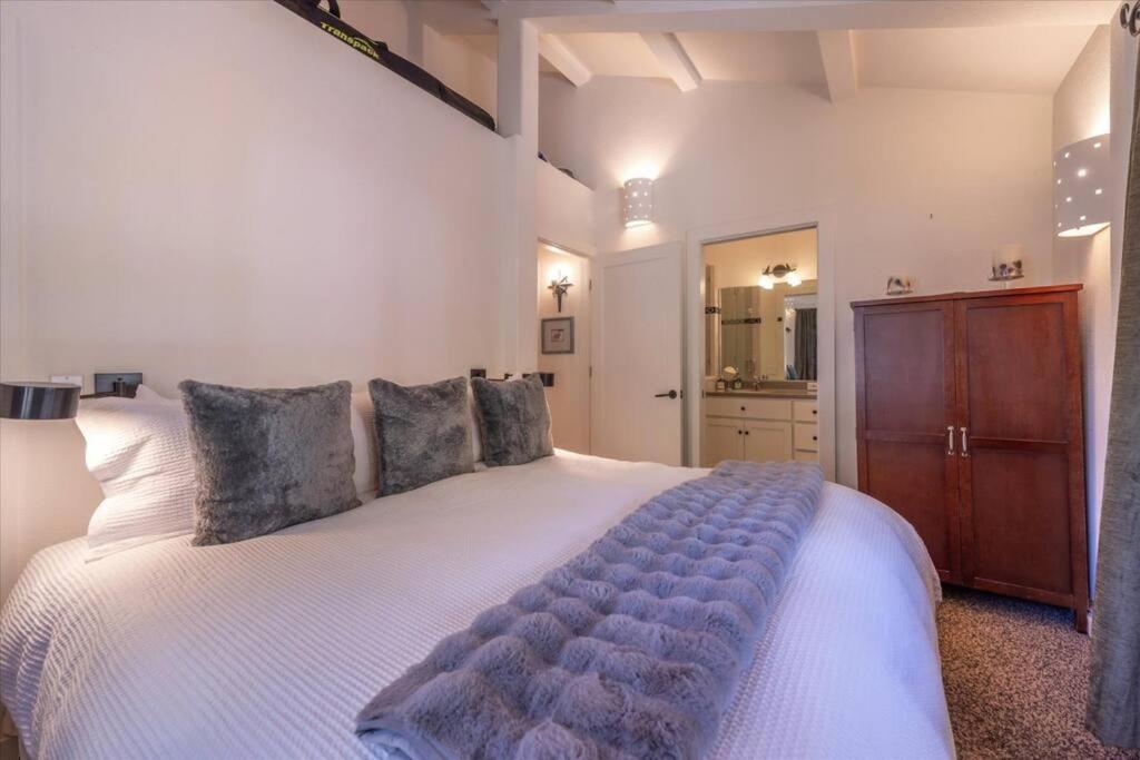 Cozy Palisades Tahoe Ski Cabin 3BR 3BA Free Shuttle to Lifts Book on Mobile for Promo Price