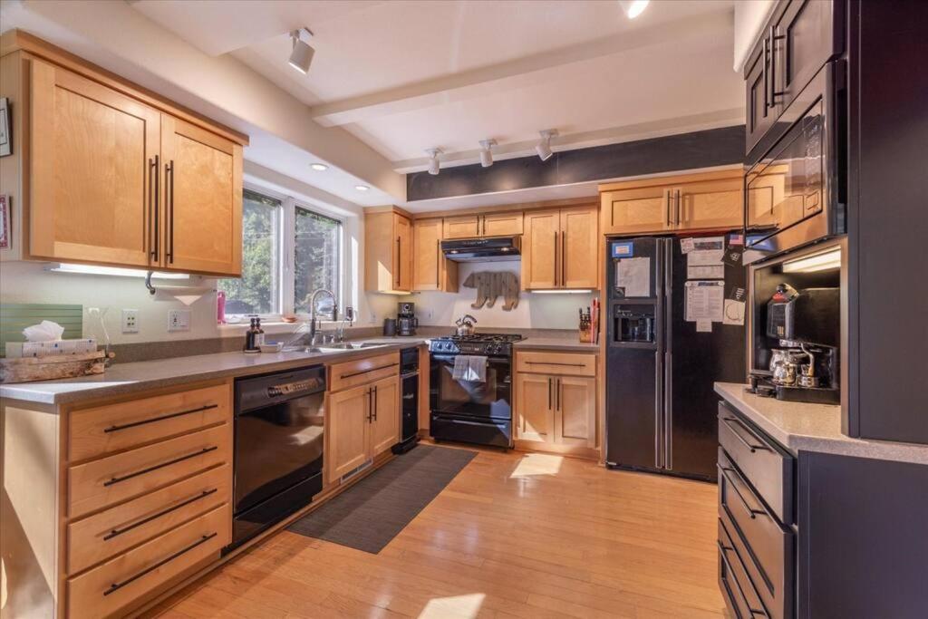 Cozy Palisades Tahoe Ski Cabin 3BR 3BA Free Shuttle to Lifts Book on Mobile for Promo Price