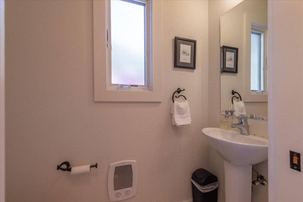 Cozy Palisades Tahoe Ski Cabin 3BR 3BA Free Shuttle to Lifts Book on Mobile for Promo Price