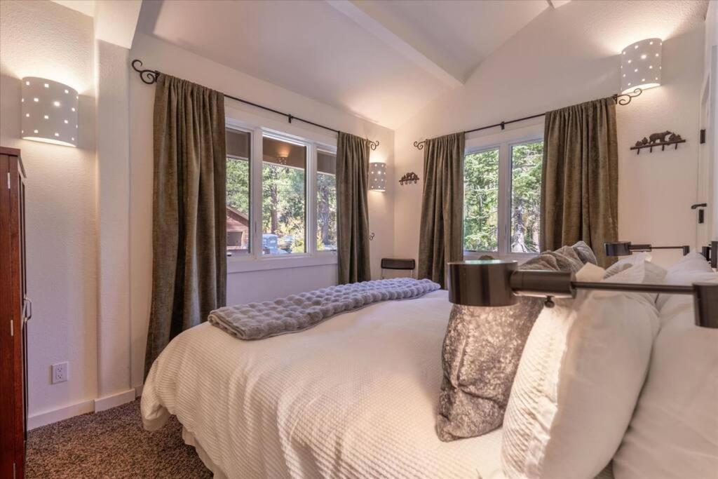 Cozy Palisades Tahoe Ski Cabin 3BR 3BA Free Shuttle to Lifts Book on Mobile for Promo Price