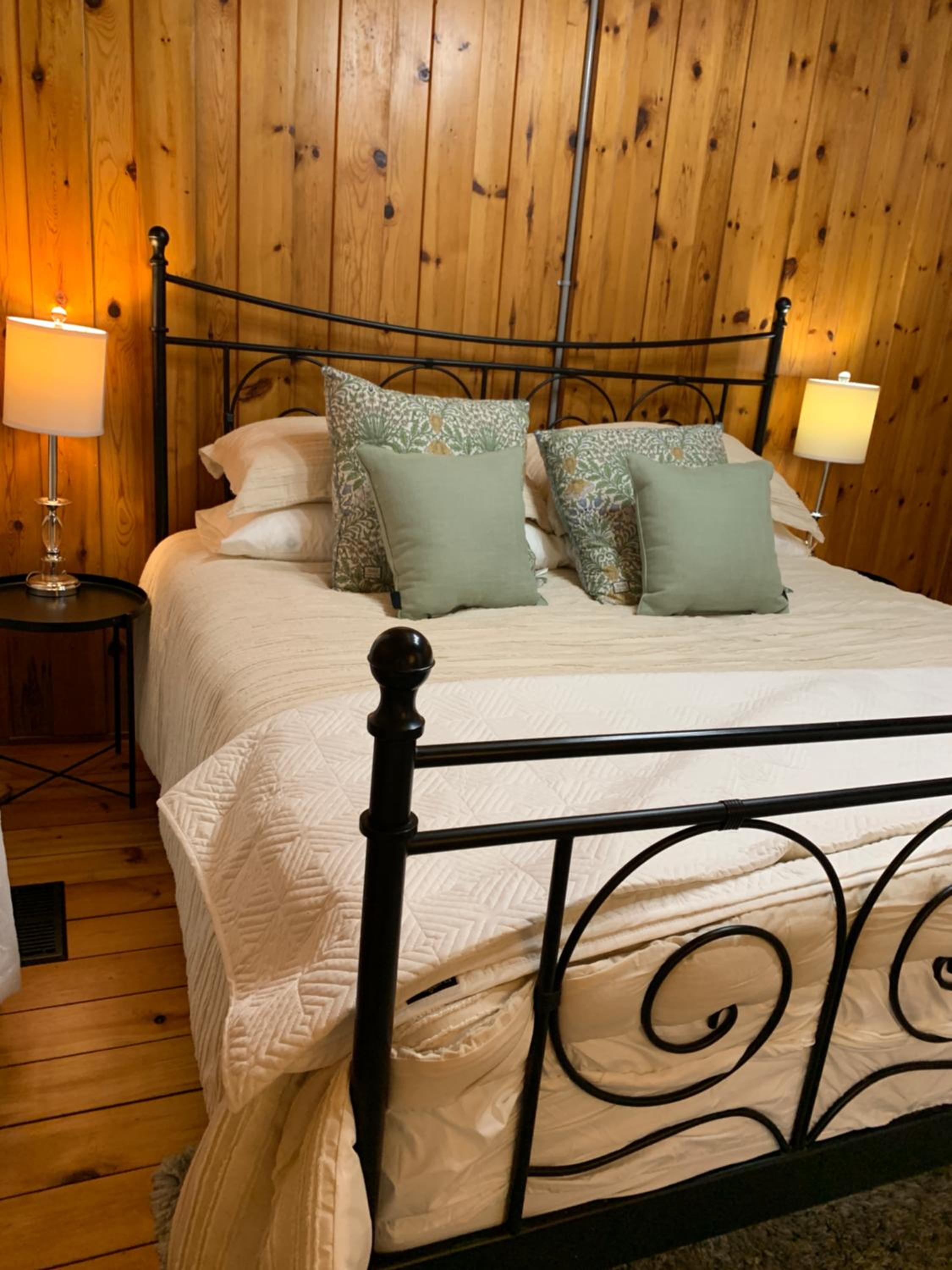 Cozy Riverside Cottage in Caledon Alton