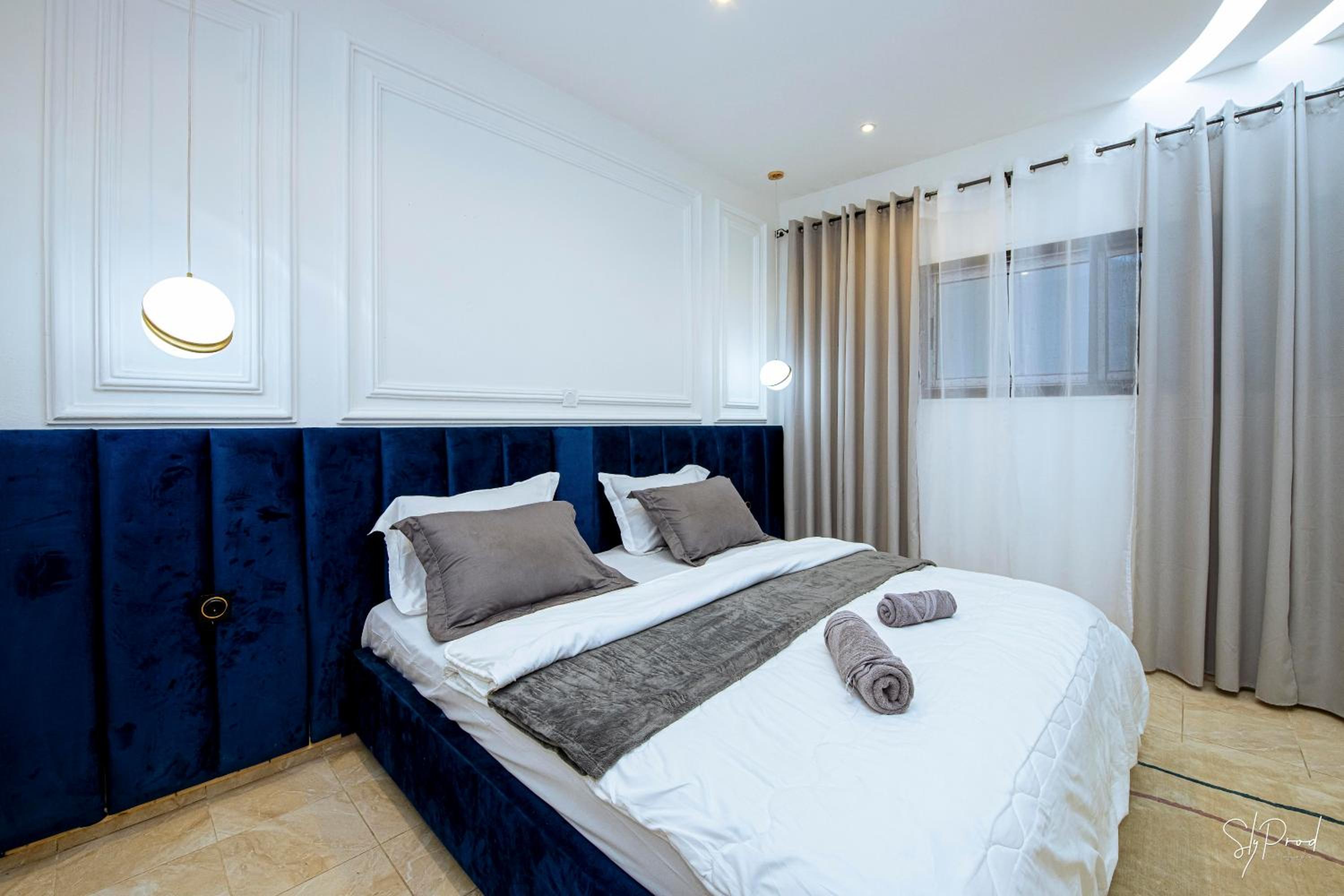 Villa Bonapriso-Hydrocarbures luxueux Consierge , gardien ,WiFi , groupe électrogène