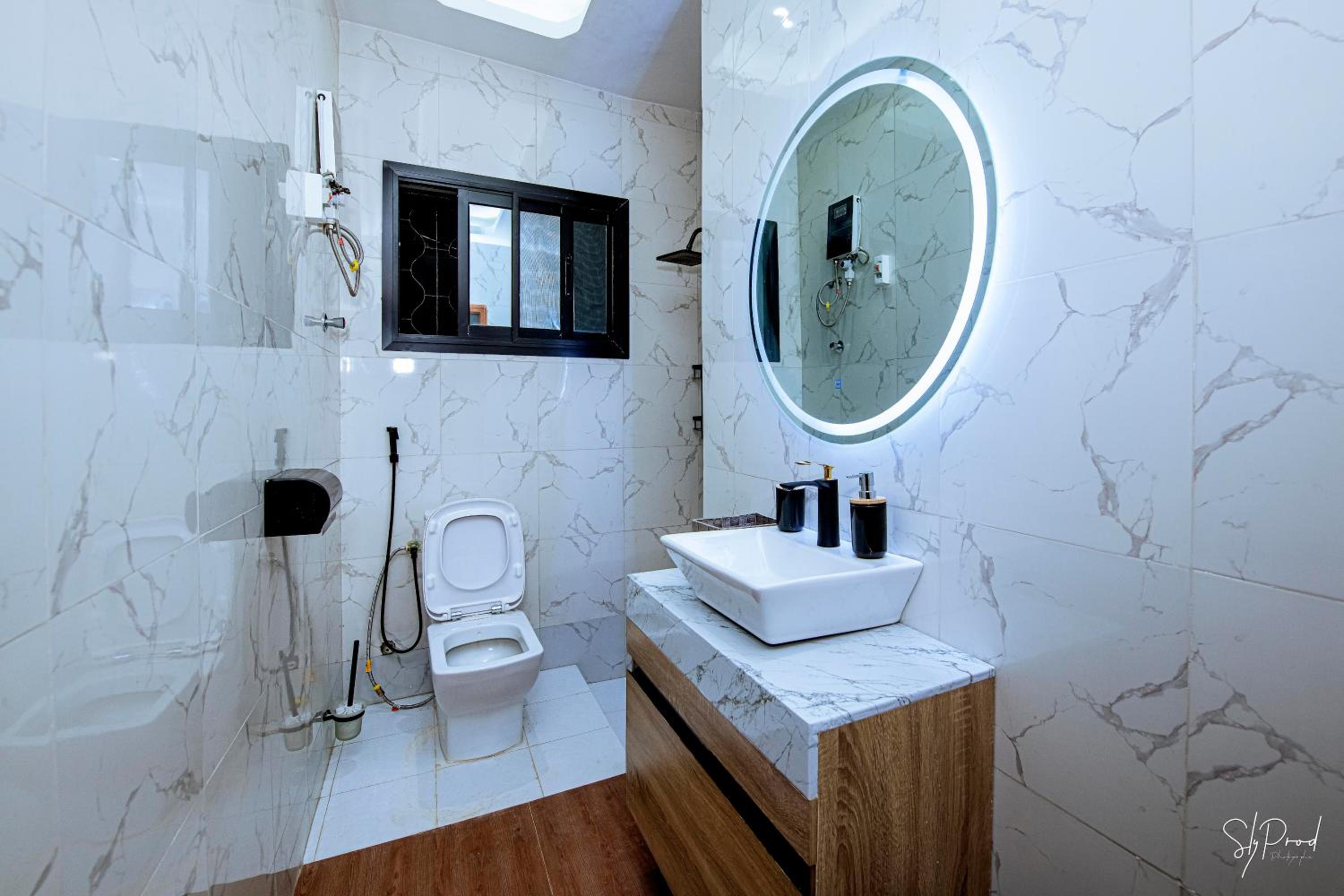 Villa Bonapriso-Hydrocarbures luxueux Consierge , gardien ,WiFi , groupe électrogène
