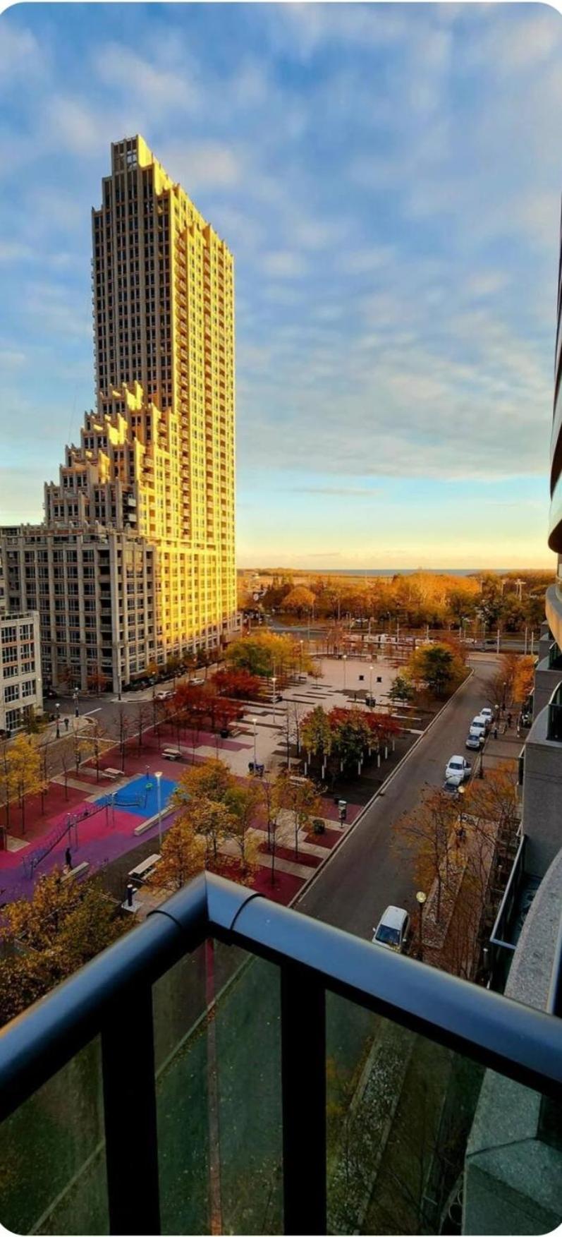 Lakeview Condo in Downtown with Free Parking.