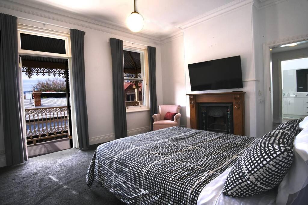 Spacious CBD terrace - 3 beds, wifi and parking