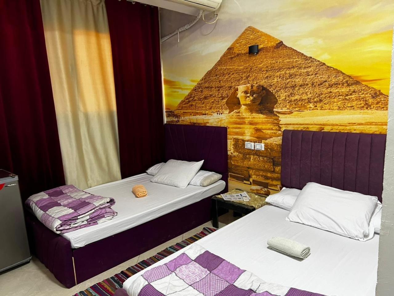 Jana Pyramids view inn