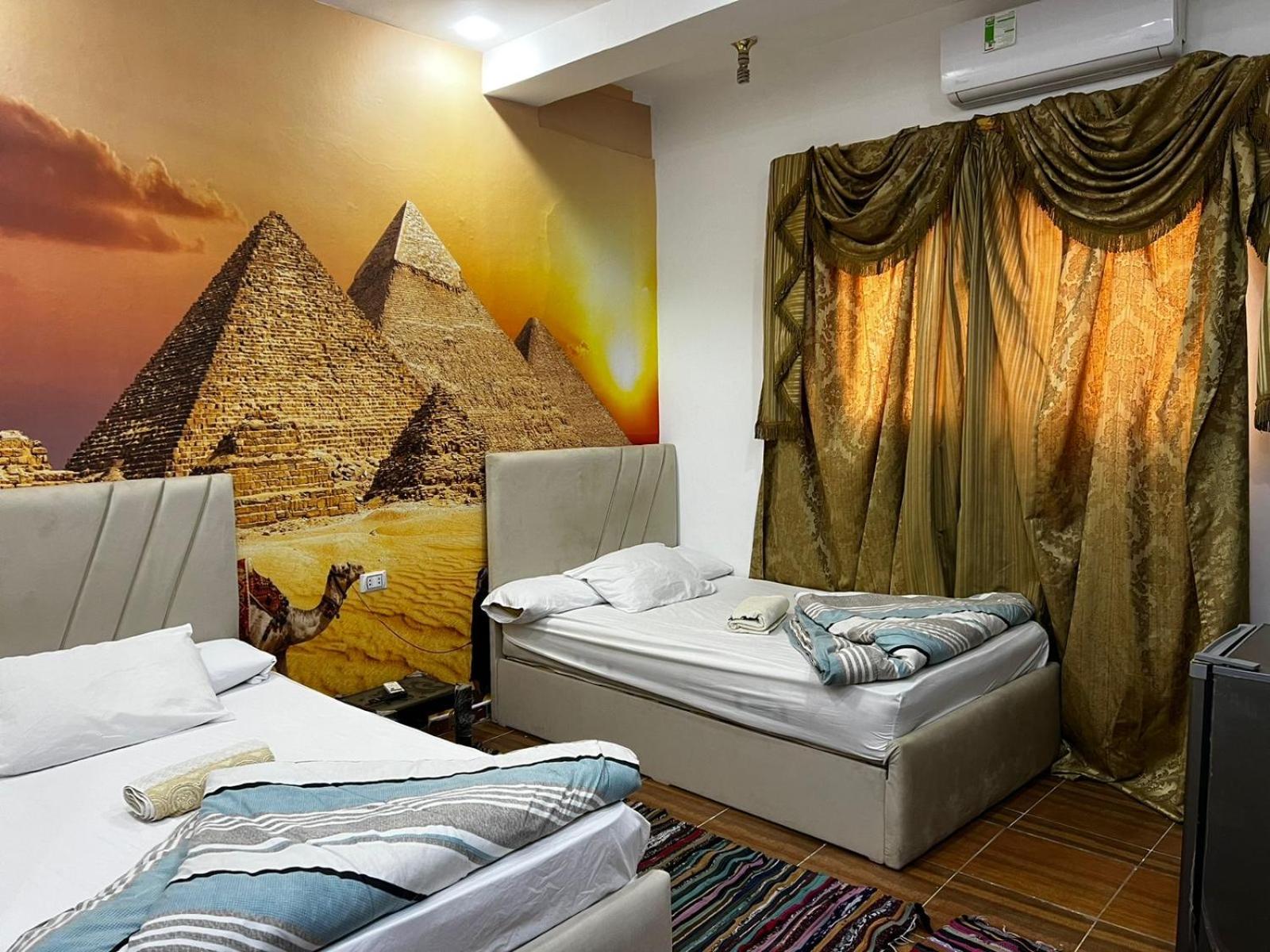 Jana Pyramids view inn