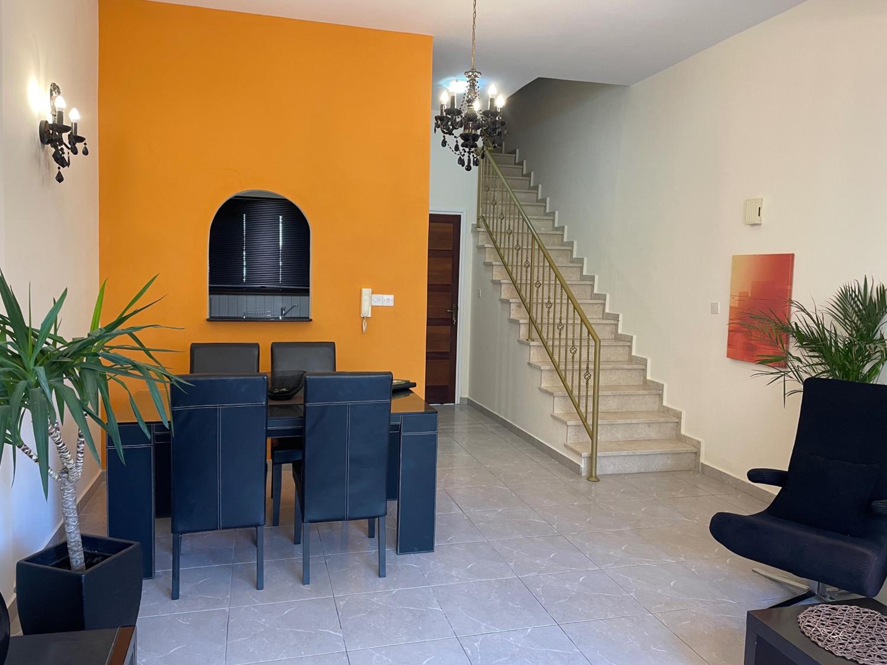 2 Bed Townhouse Sleeps 4 - Pool - Patio & Balcony