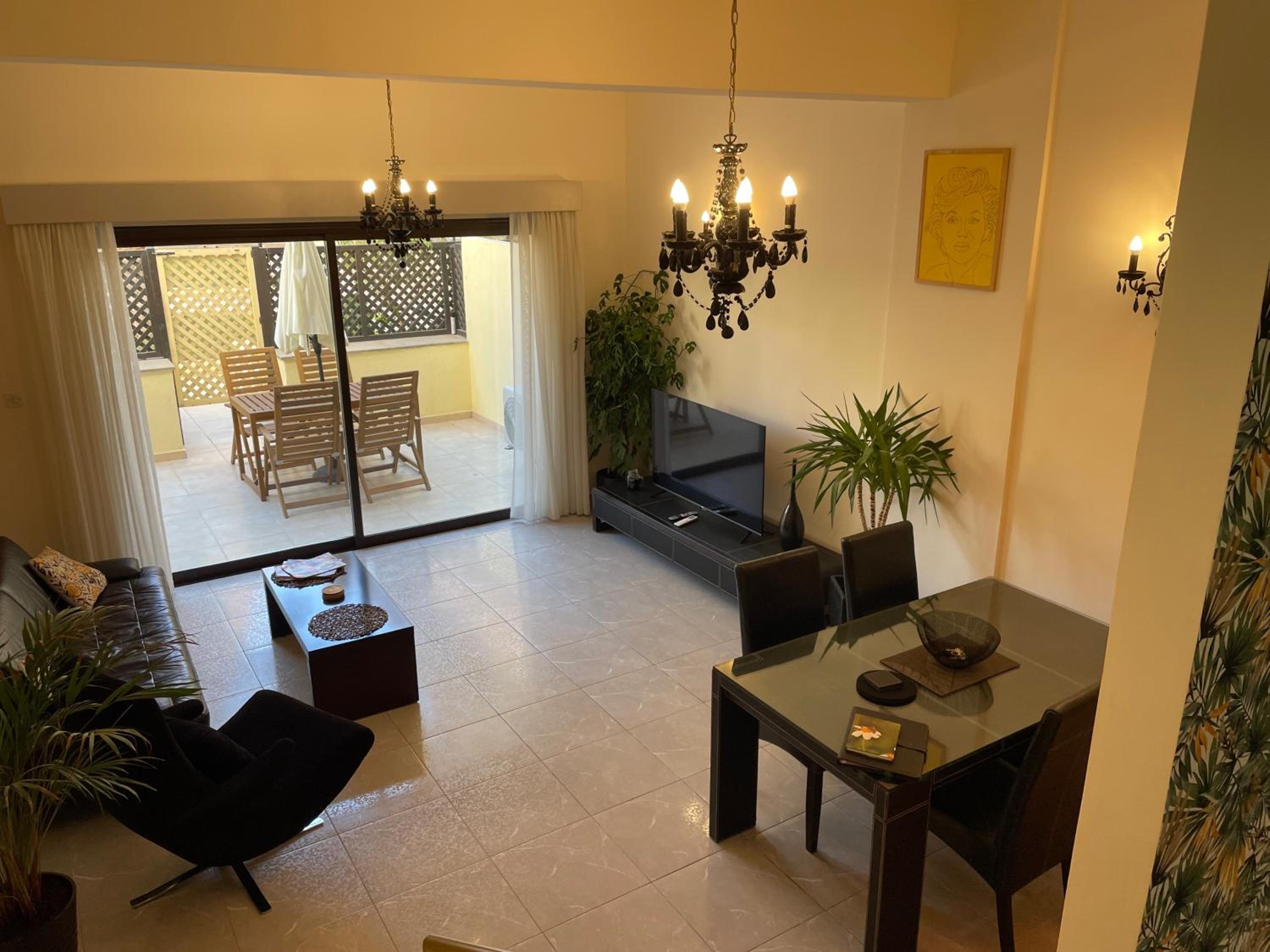 2 Bed Townhouse Sleeps 4 - Pool - Patio & Balcony