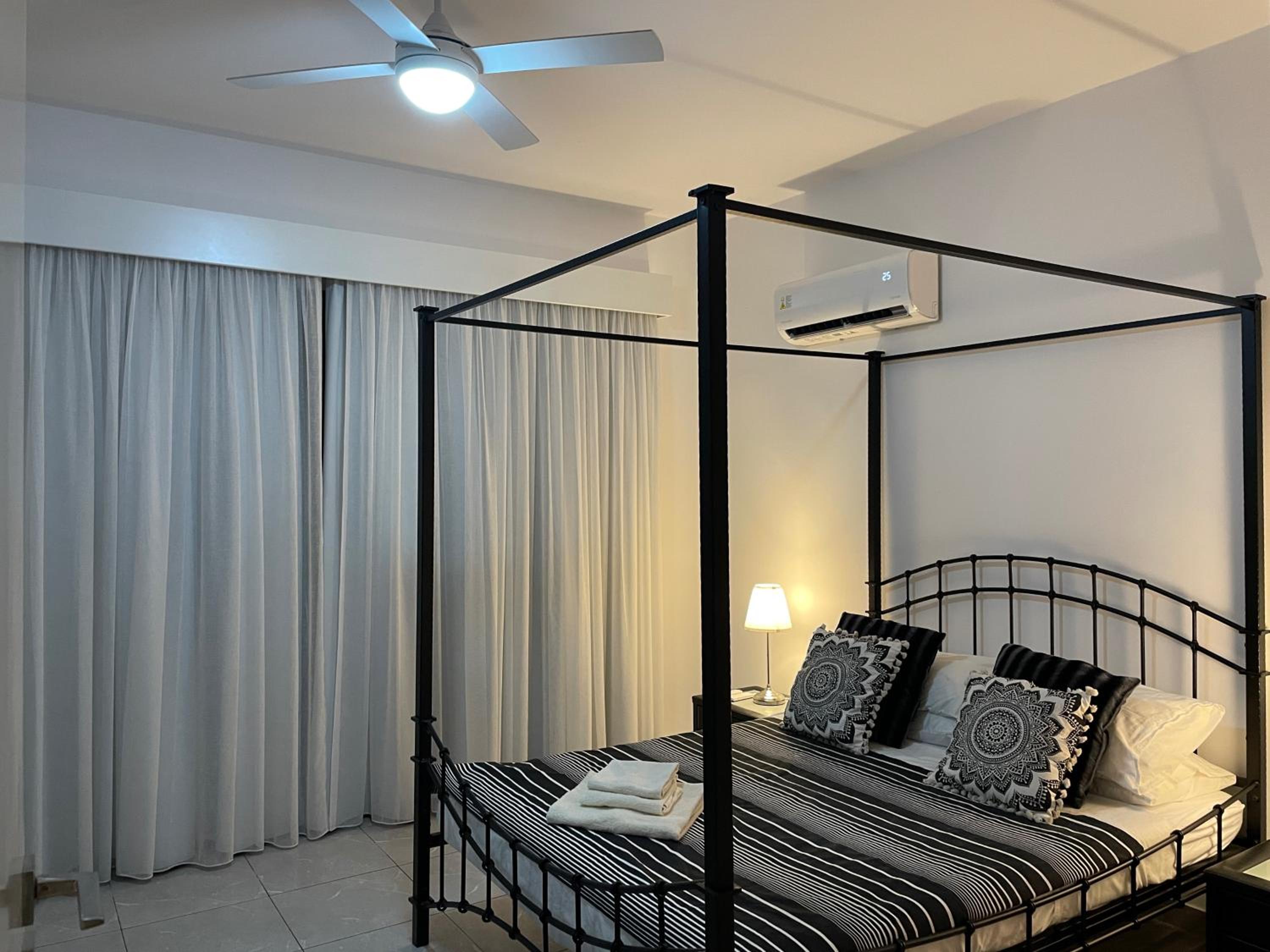 2 Bed Townhouse Sleeps 4 - Pool - Patio & Balcony