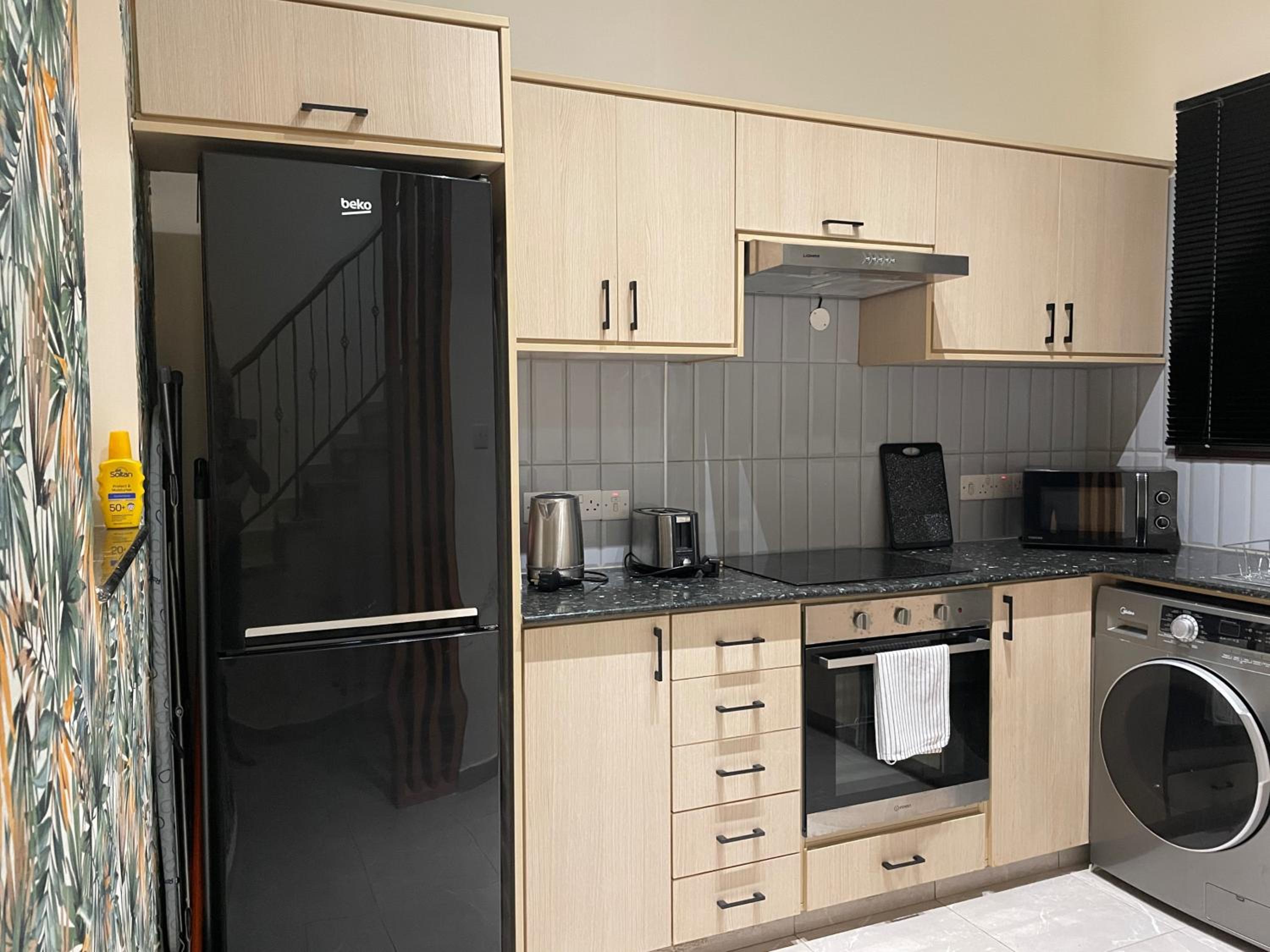 2 Bed Townhouse Sleeps 4 - Pool - Patio & Balcony