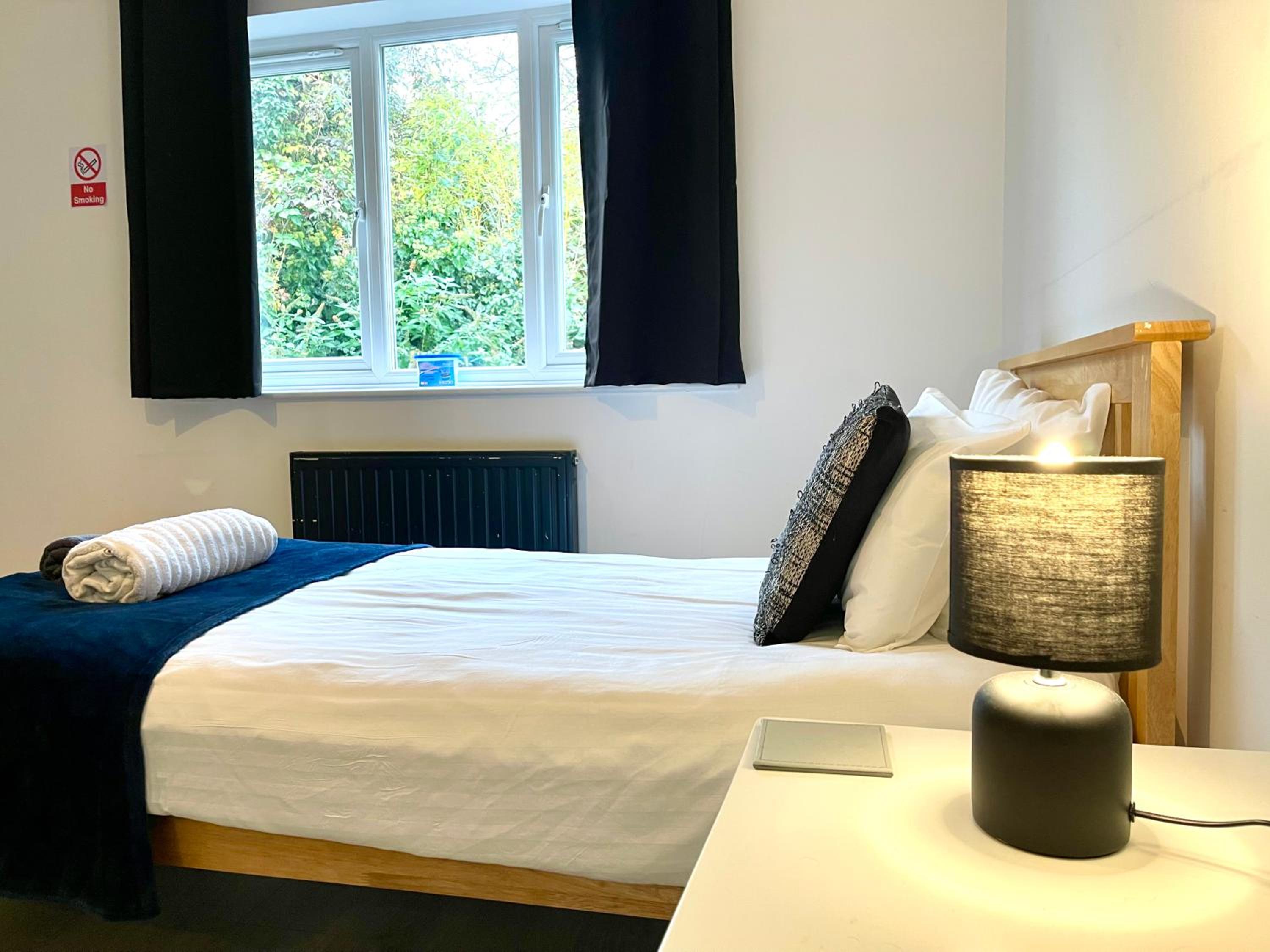 Large 5 bed detached house near Stansted Airport with Parking for 2 vehicles! Stansted Stays