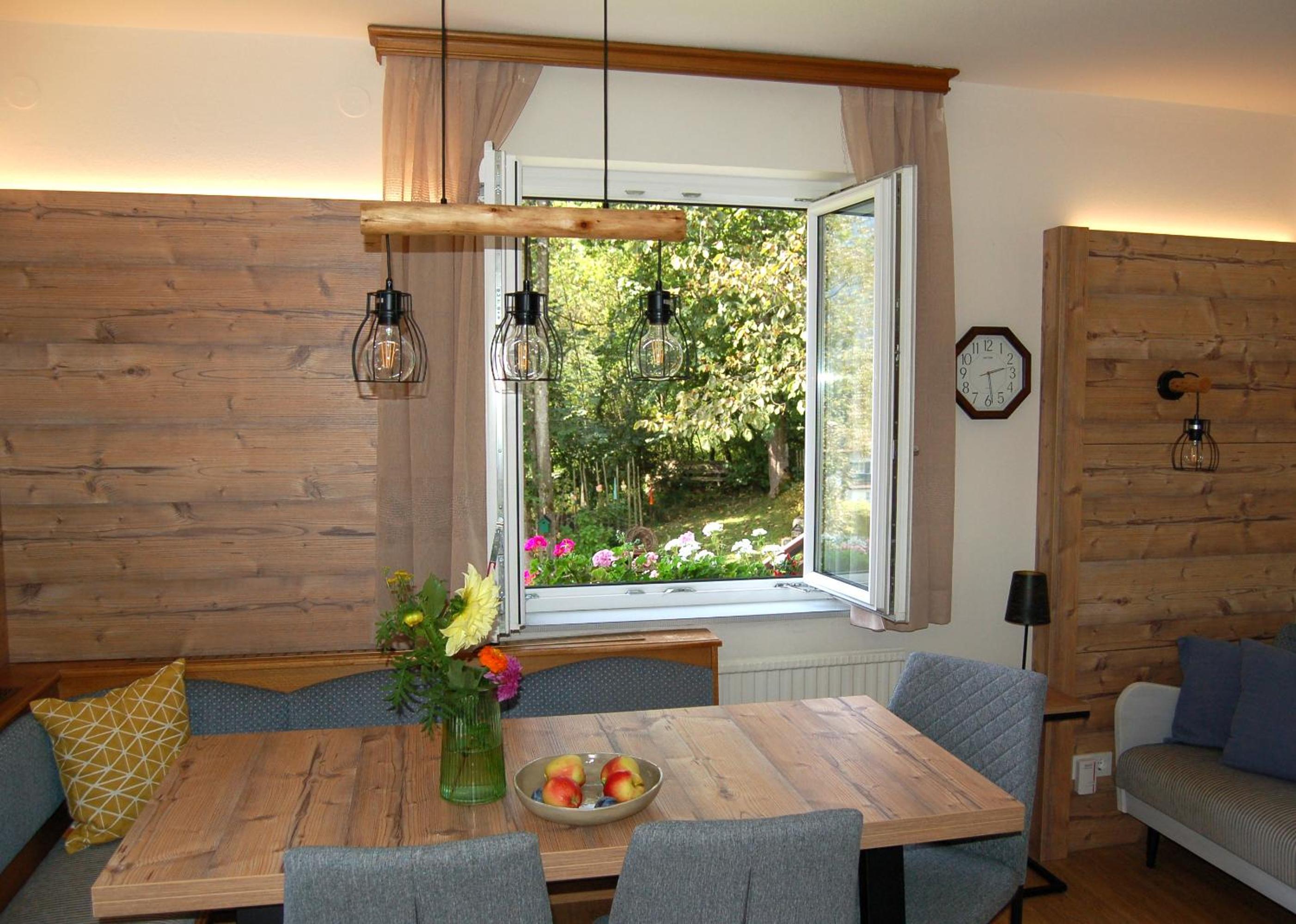Ferienhaus Lechner am Waldrand mit Sauna, Bergblick und Naturgarten