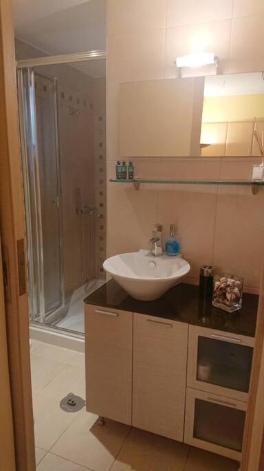 Cozy ground floor studio near metro!
