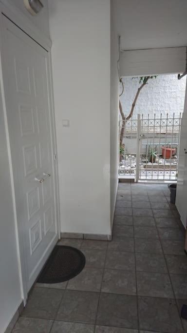 Cozy ground floor studio near metro!