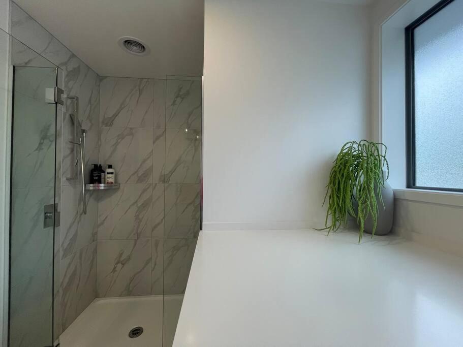 Parkside Retreat - 3 Beds -Sleeps 6 Near Westfield view 3