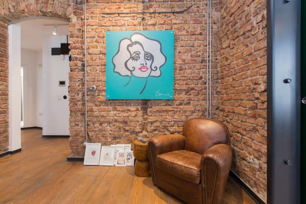 Architect Jonas generous 85 sqm apartment full of Art