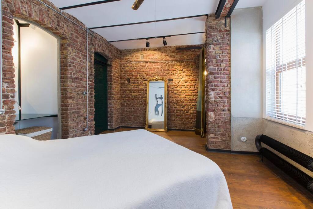 Architect Jonas generous 85 sqm apartment full of Art