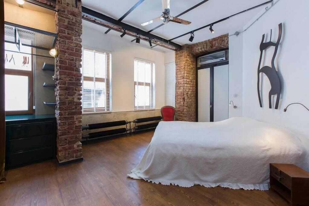 Architect Jonas generous 85 sqm apartment full of Art