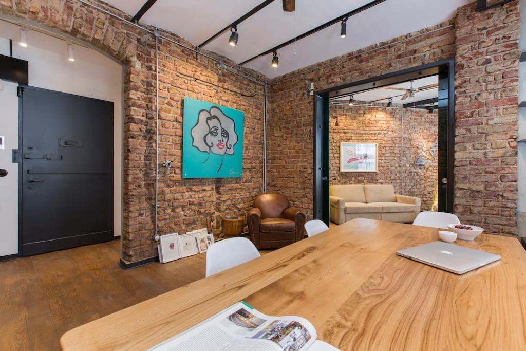 Architect Jonas generous 85 sqm apartment full of Art