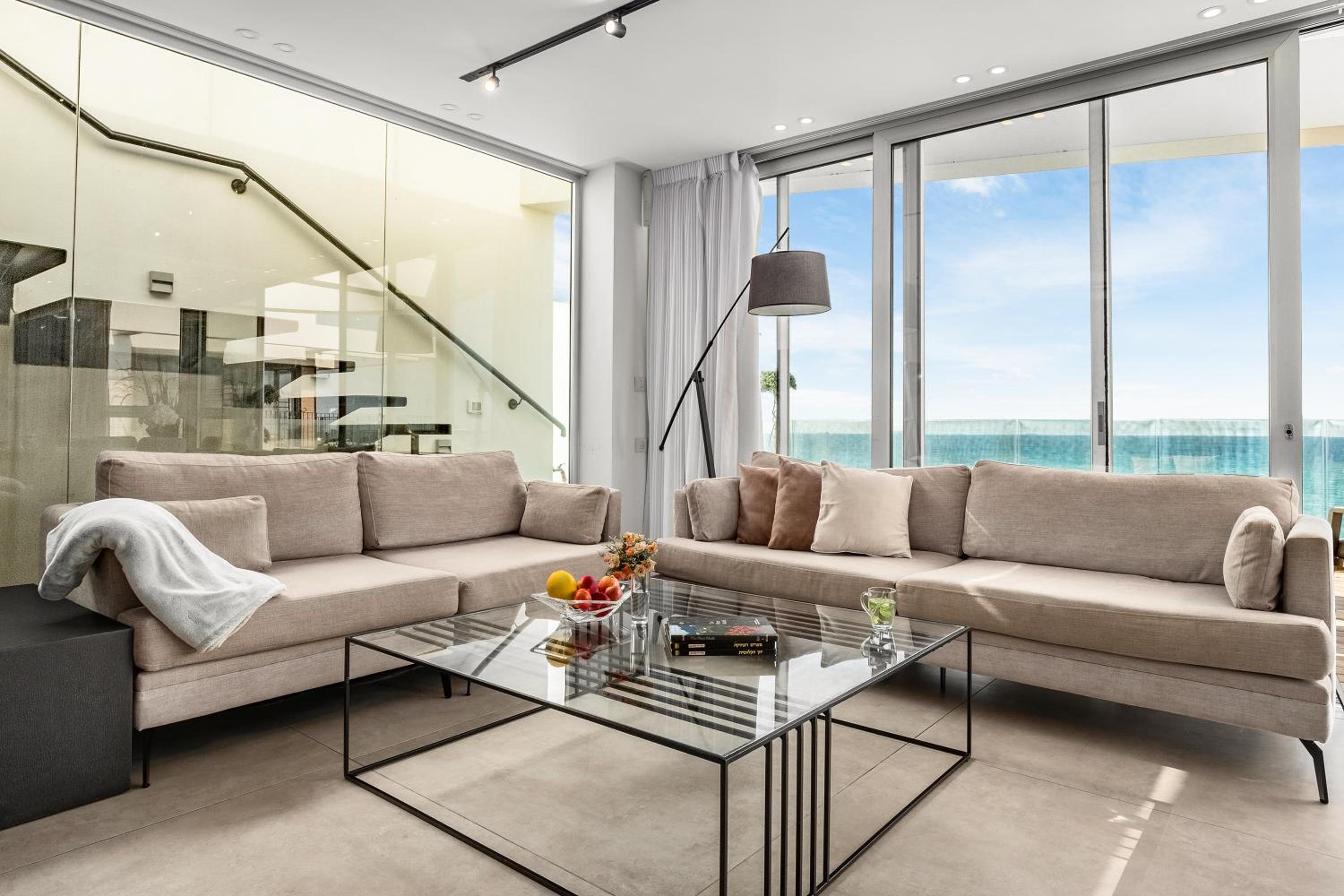 Penthouse with Jacuzzi on the beach By Lime Luxe view 4