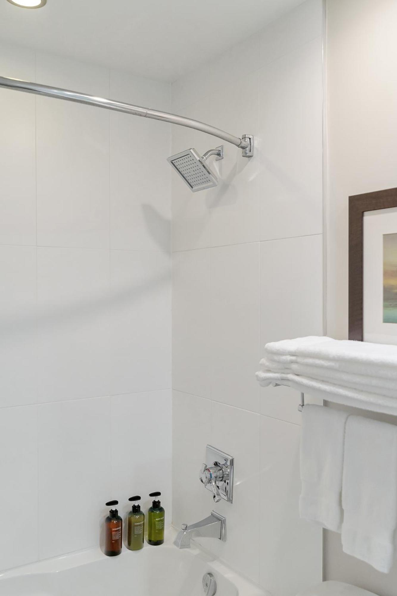 Chic Haven Stylish 3Bedroom Lake View Escape
