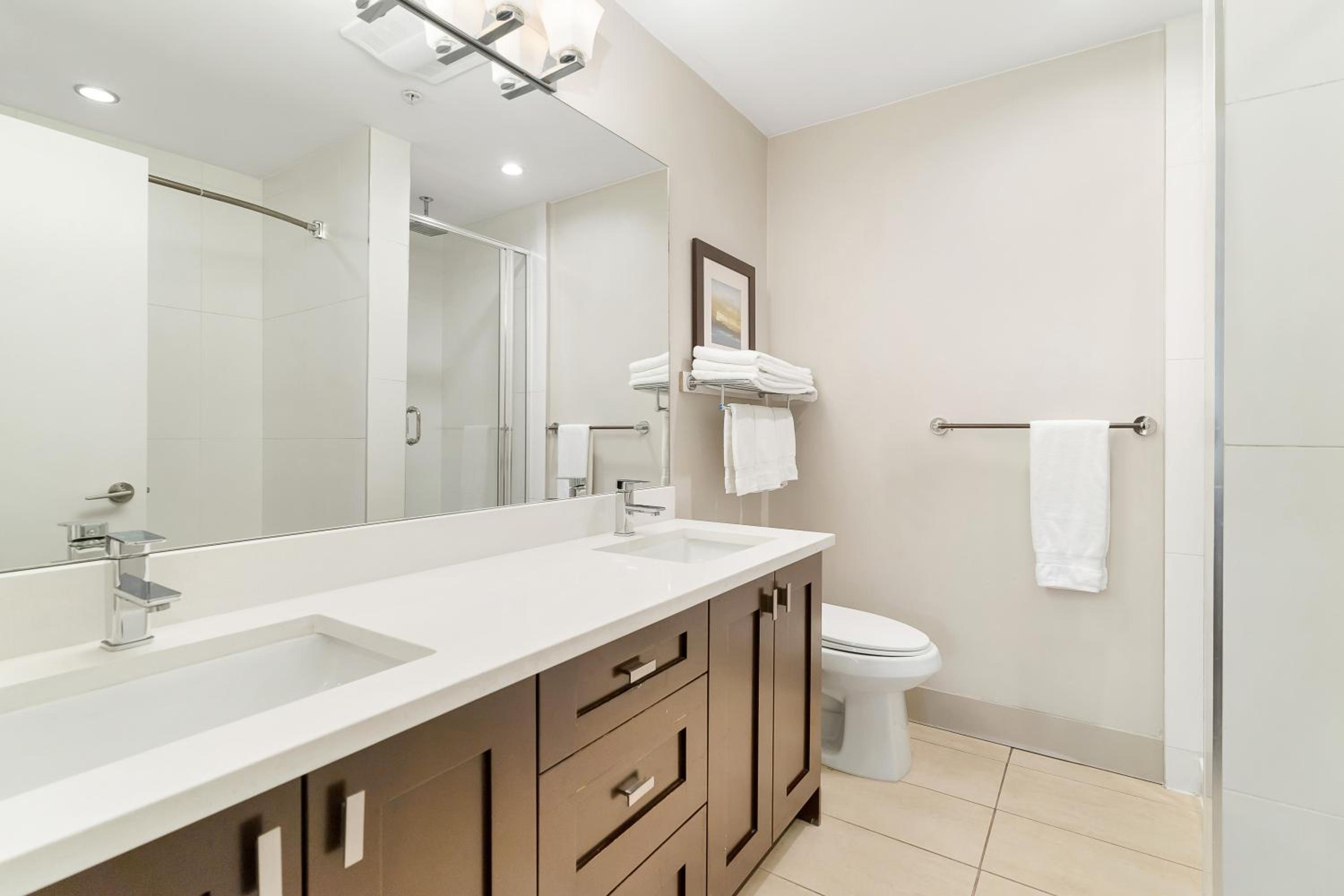 Chic Haven Stylish 3Bedroom Lake View Escape